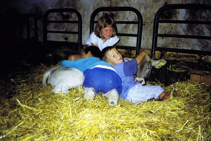 unsere Kinder mit KÃ¤lbchen 