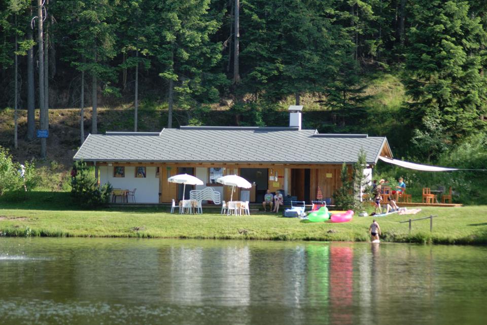 Umkleidekabinen, Duschen und Spielplatz für Kinder Wolfsgrubner See Ritten