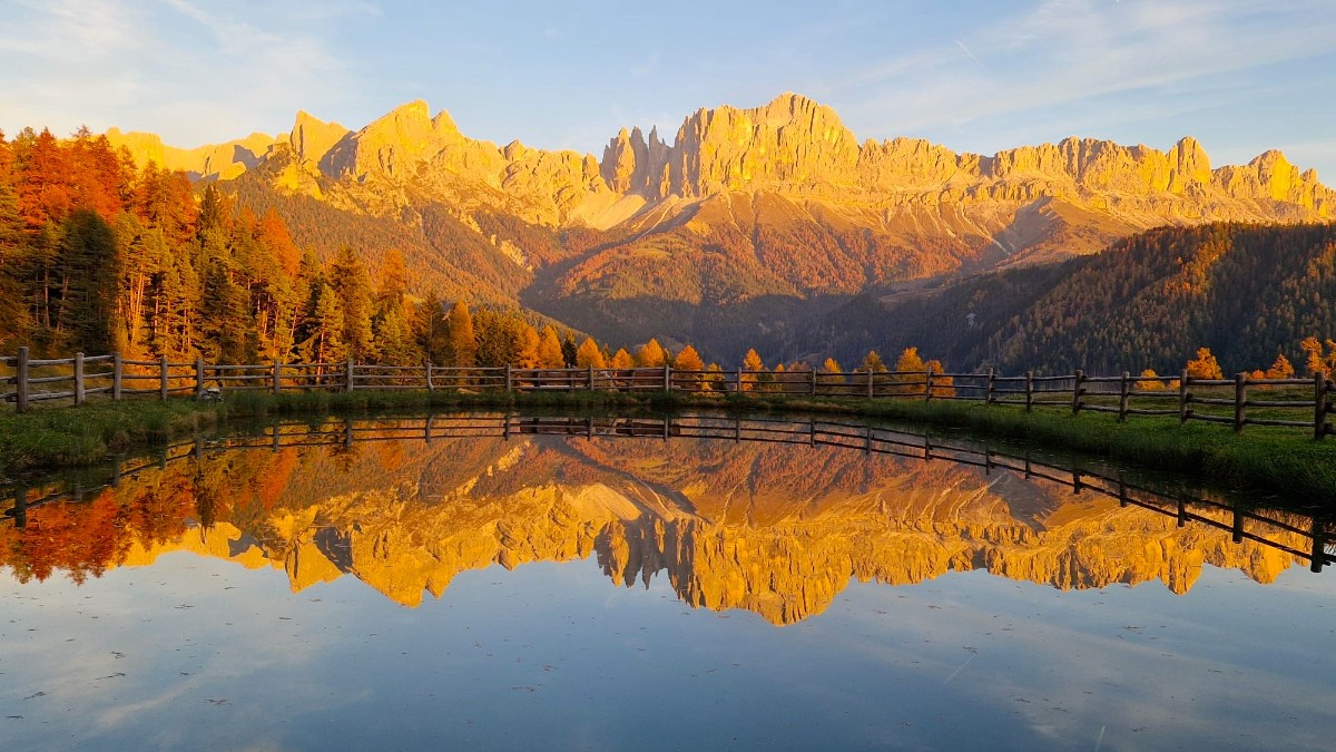 Rosengarten glüht bei Sonnenuntergang 